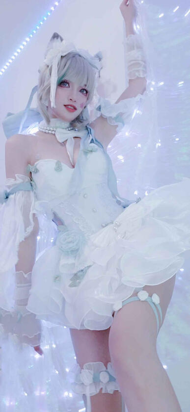 Lynette – Courtyard Version